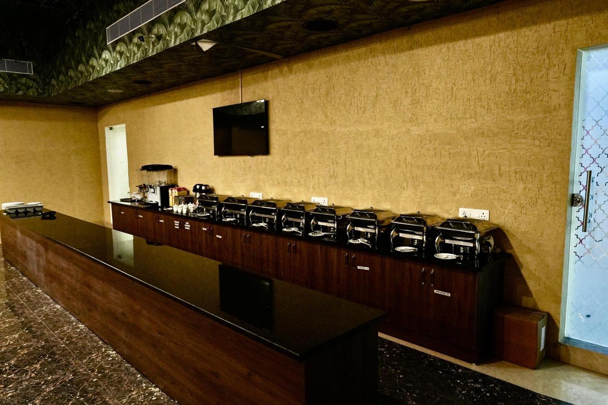 Le Royale Palace Karaikal Esterno foto