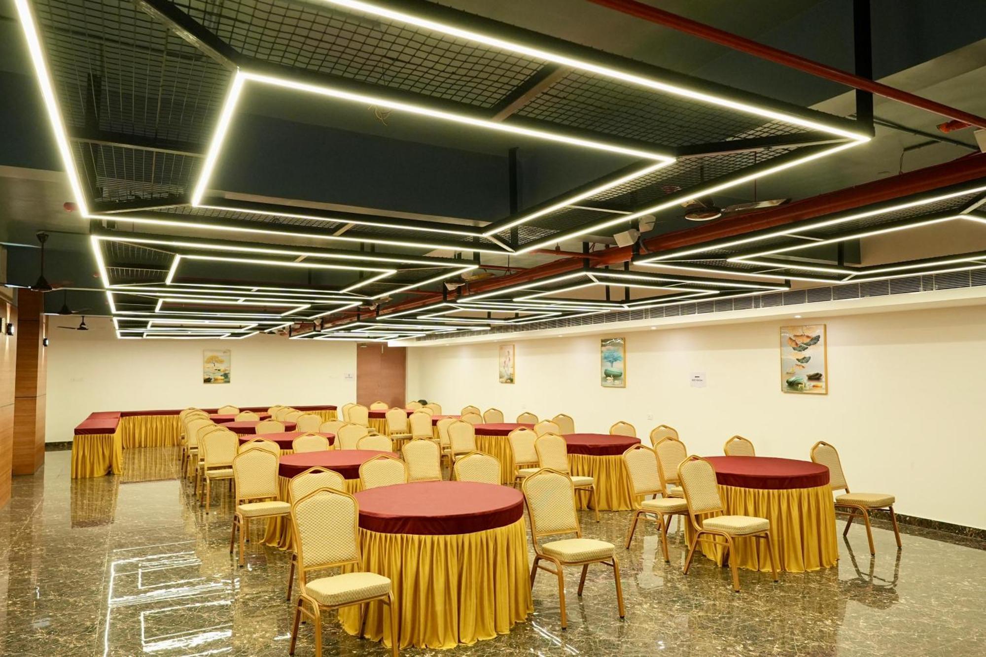 Le Royale Palace Karaikal Esterno foto