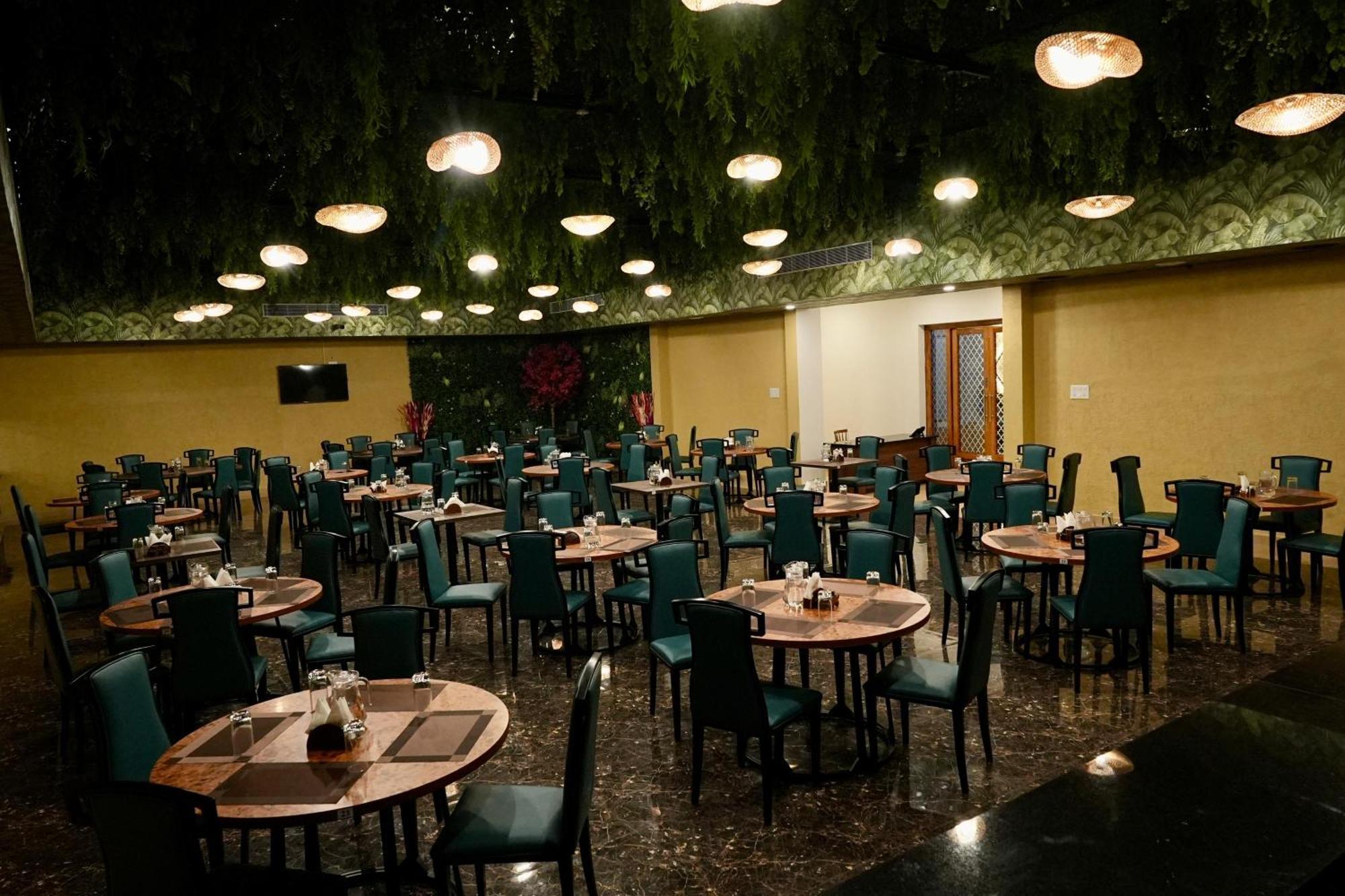 Le Royale Palace Karaikal Esterno foto