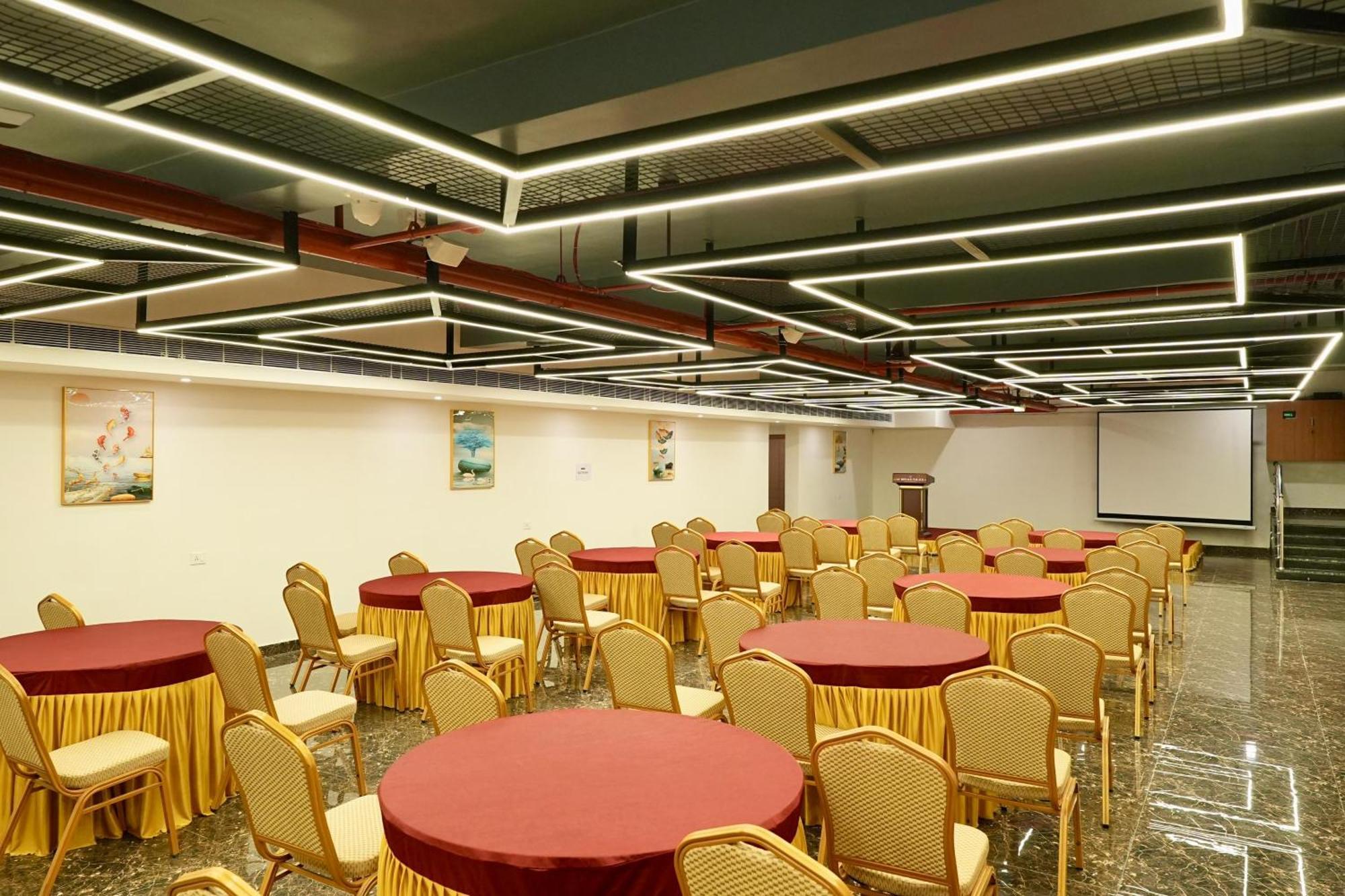 Le Royale Palace Karaikal Esterno foto