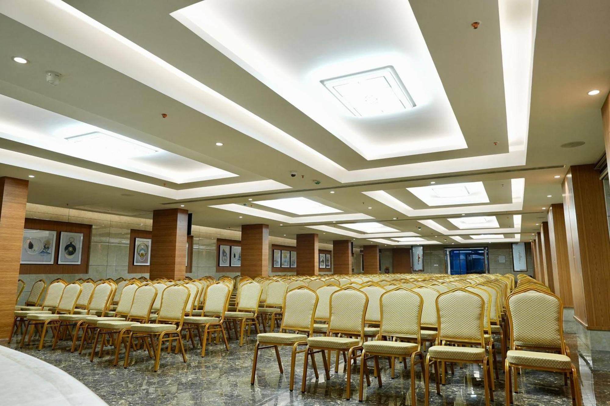 Le Royale Palace Karaikal Esterno foto