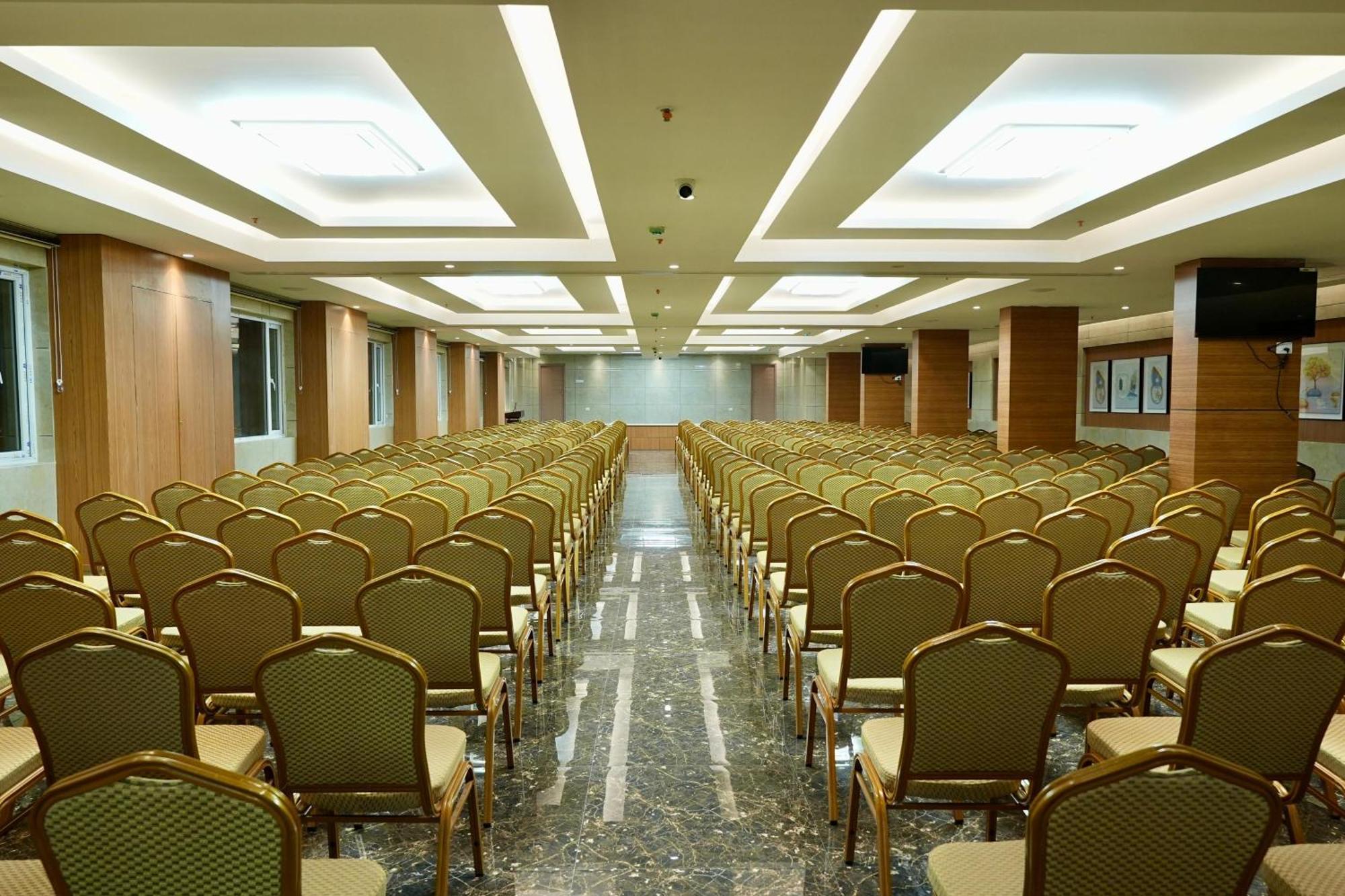 Le Royale Palace Karaikal Esterno foto