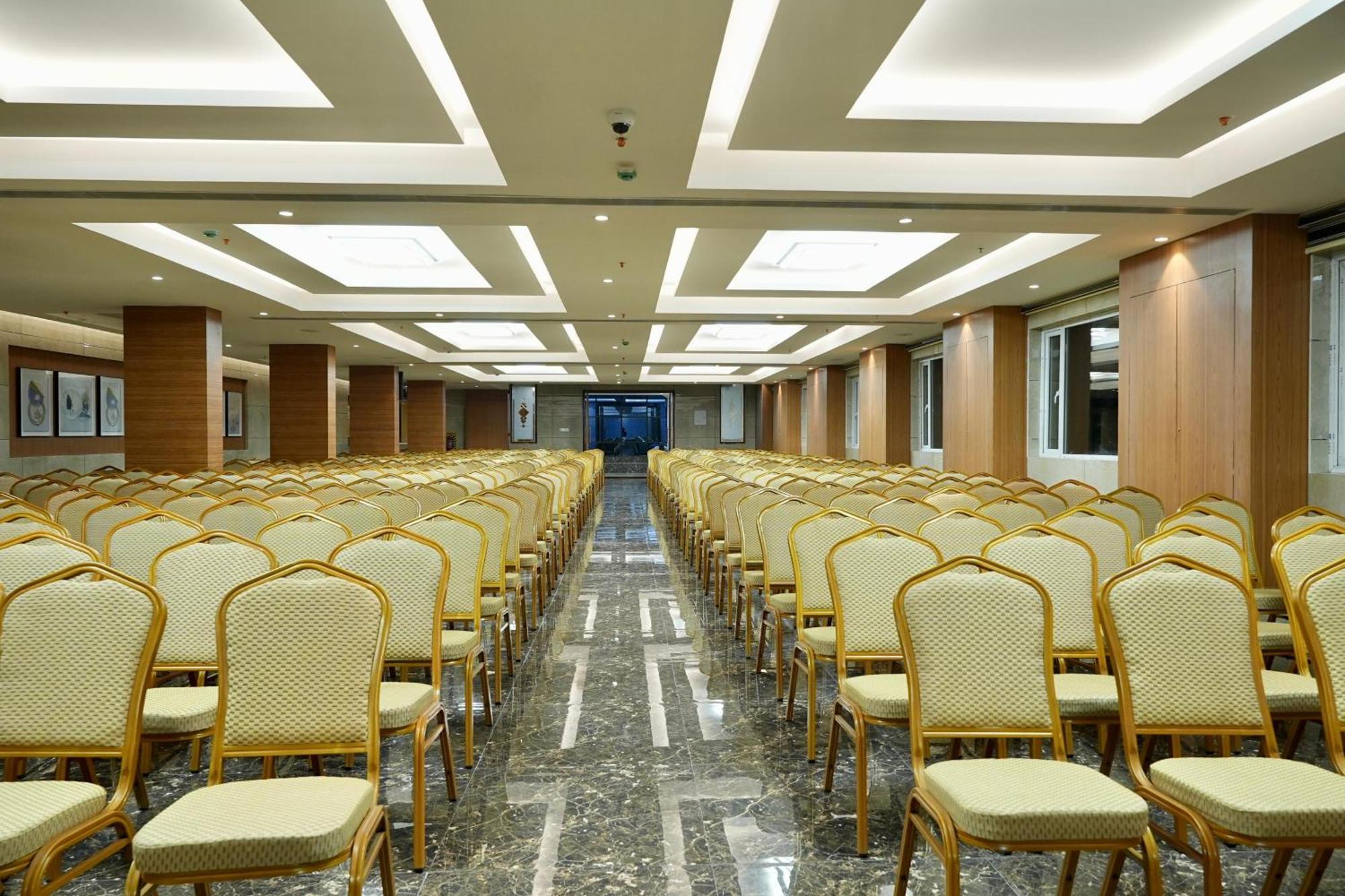 Le Royale Palace Karaikal Esterno foto