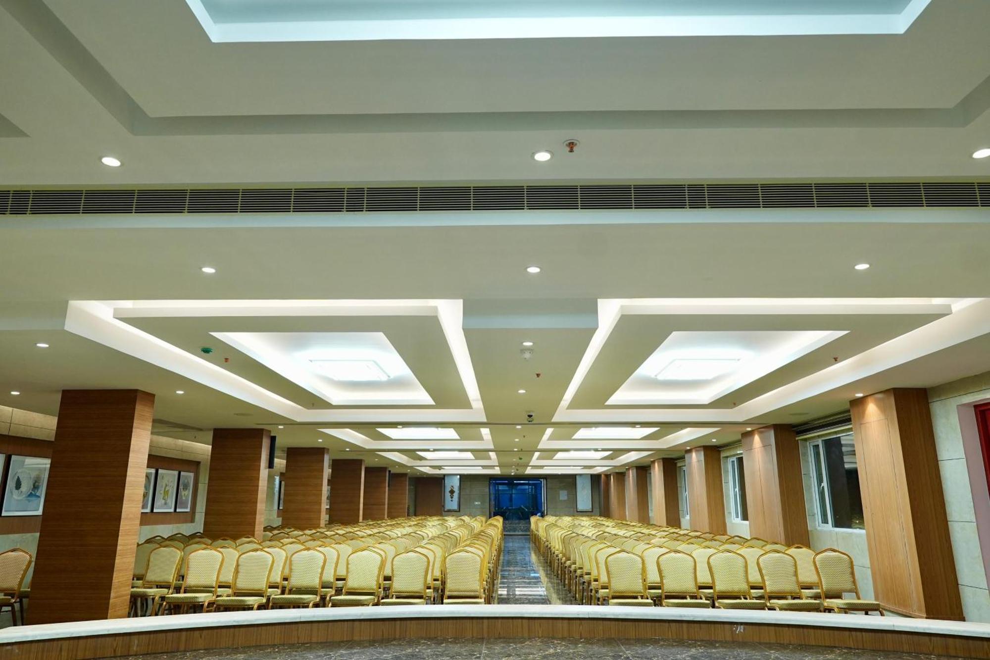 Le Royale Palace Karaikal Esterno foto