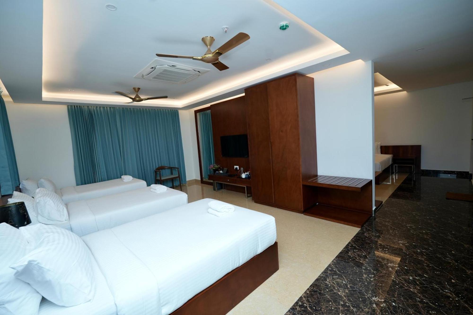 Le Royale Palace Karaikal Esterno foto