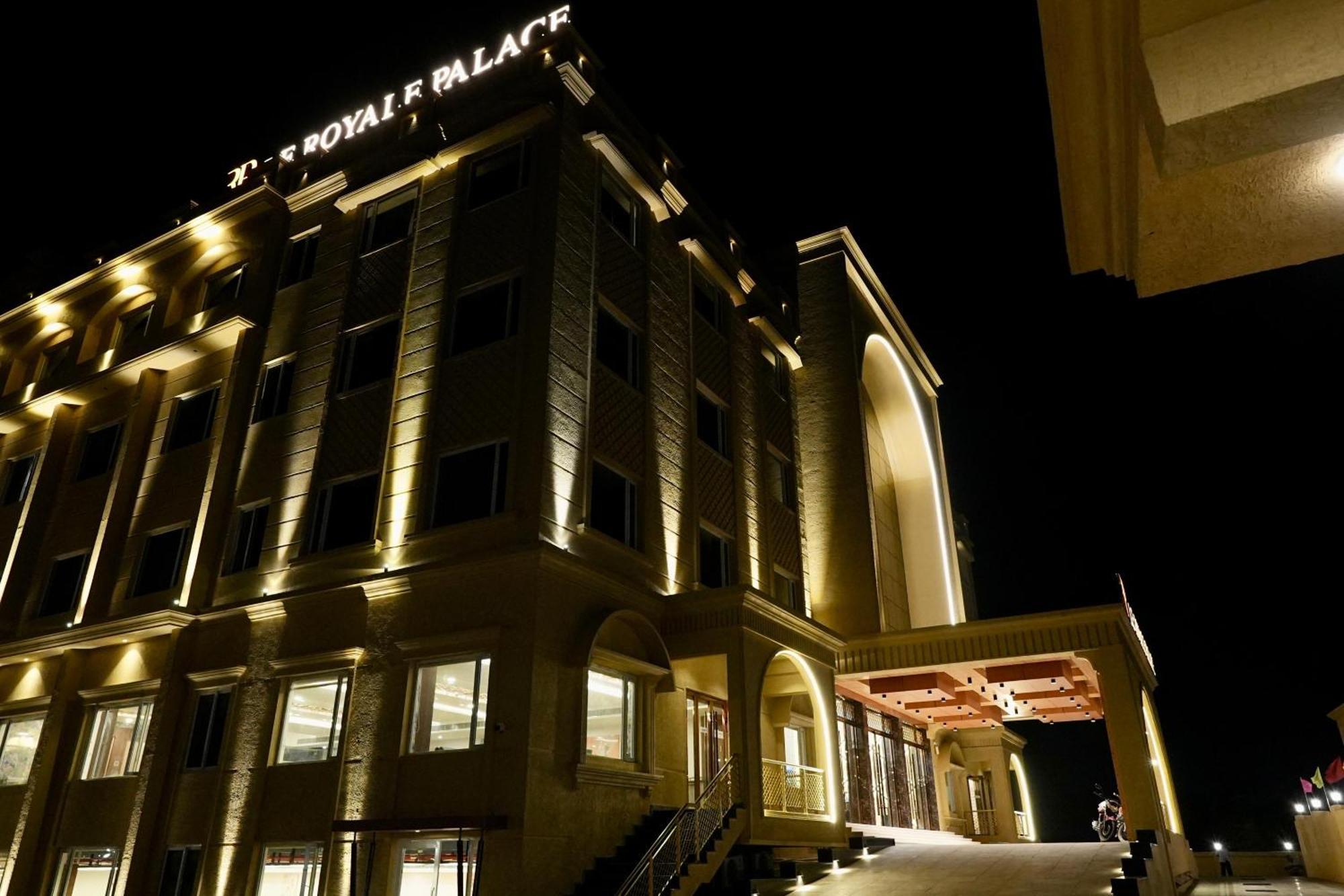 Le Royale Palace Karaikal Esterno foto