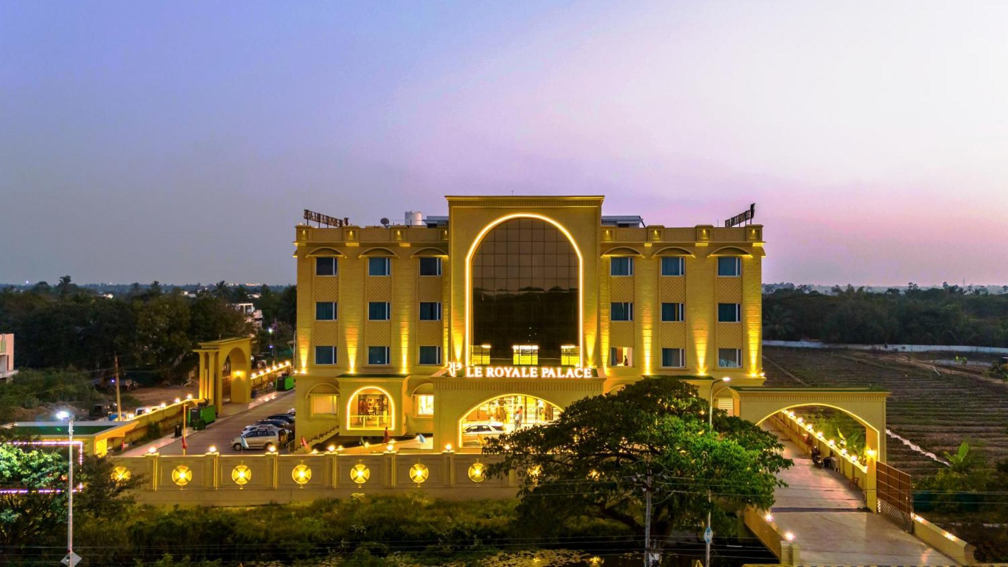 Le Royale Palace Karaikal Esterno foto